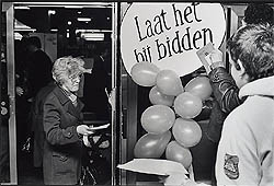 Bezoekster van Evangelisatiecongres geeft folder over homofilie terug aan leden van het COC, 1982-1983, fotograaf Aarsman