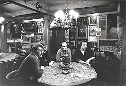 Samen kijken naar het voetballen: Nederland verliest van Frankrijk, 1981, fotograaf Van Elsken