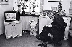  Wim Kok volgt de verkiezingsuitslagen op de televisie, 1994, fotograaf Verhoeff