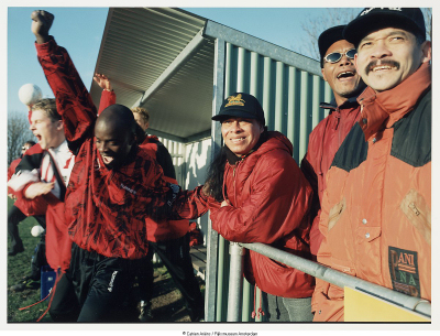 Voetbalsupporters bij dug-out, 1998, fotograaf Ariens