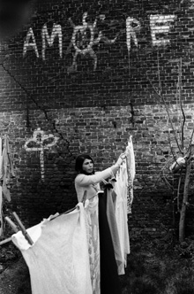 Bertien van Manen: Greek woman hanging out wash on the clothesline, Tilburg (1977).jpg