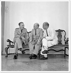  Cas oorthuys - Informal conference between - among others - Lt. G.G. Van Mook and Professor Schermerhorn in the Governmental Palace in Jakarta, Indonesia (1947)