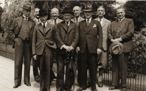 Group portrait of the persons attending the 1939 Baars party, the Society Diversa sed Una’s annual cultural outing with a promenade and a meal