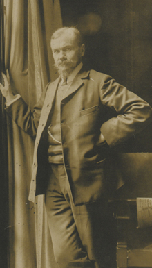 Frederik van Eeden staand bij een raam, 1908. Foto.