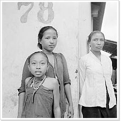 Portret van vrouwen op straat, Indonesië (1947)