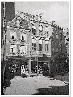 Het woonhuis en winkel van Beltjens in de Limbrichterstraat, gefotografeerd ca 1935