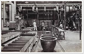 Mannen aan het werk in rubberfabriek aan Sumatra's oostkust, fotograaf Kleingrothe, omstreeks 1915