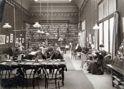 Studiezaal Openbare Leeszaal en Bibliotheek Dordrecht ca. 1910